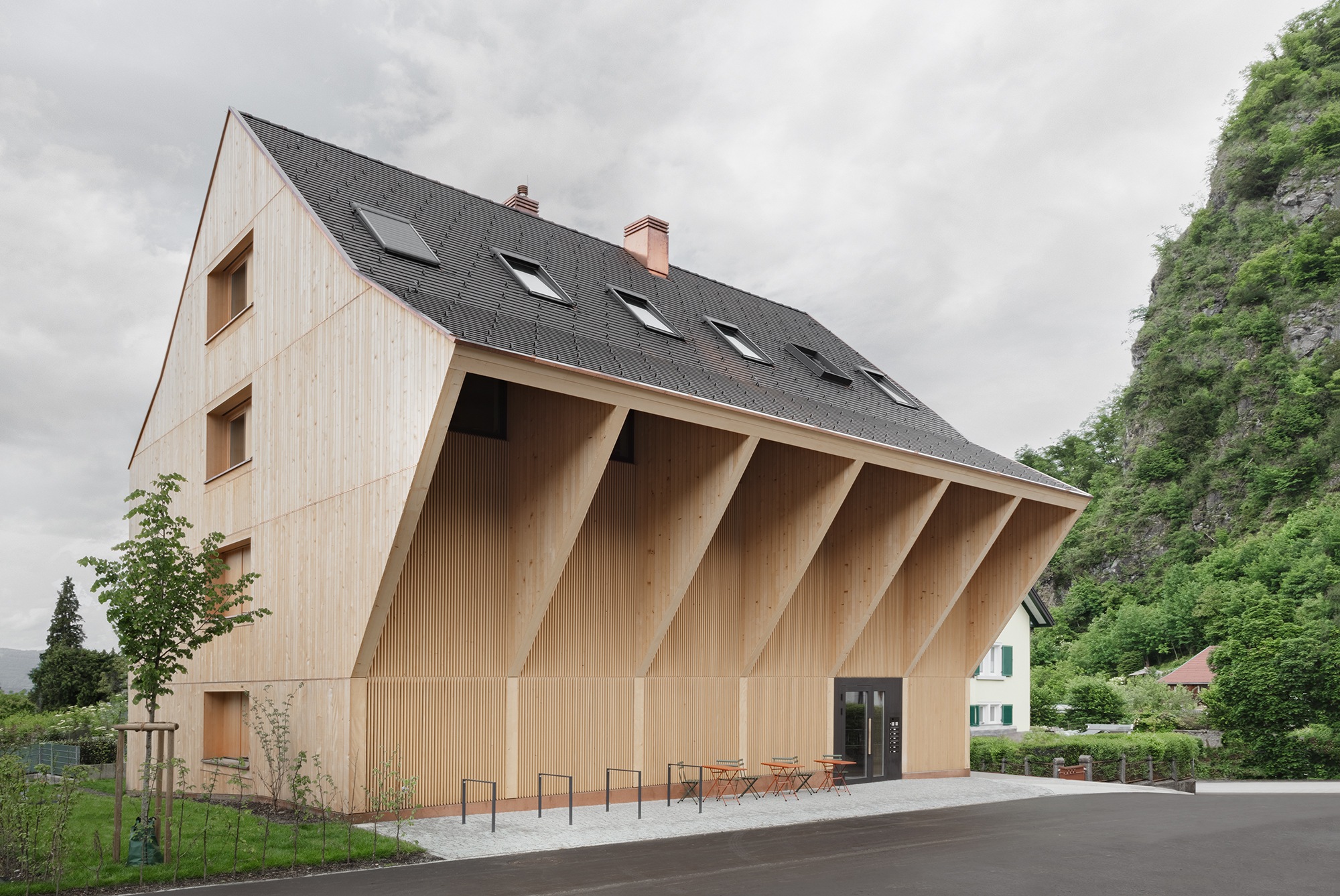 Das Haus konzentriert sich auf wenige, präzise eingesetzte Materialien. Das Gebäude wurde in einer klar strukturierten Mischbauweise realisiert, bei der Holz, Stahl und Beton gezielt miteinander kombiniert wurden.