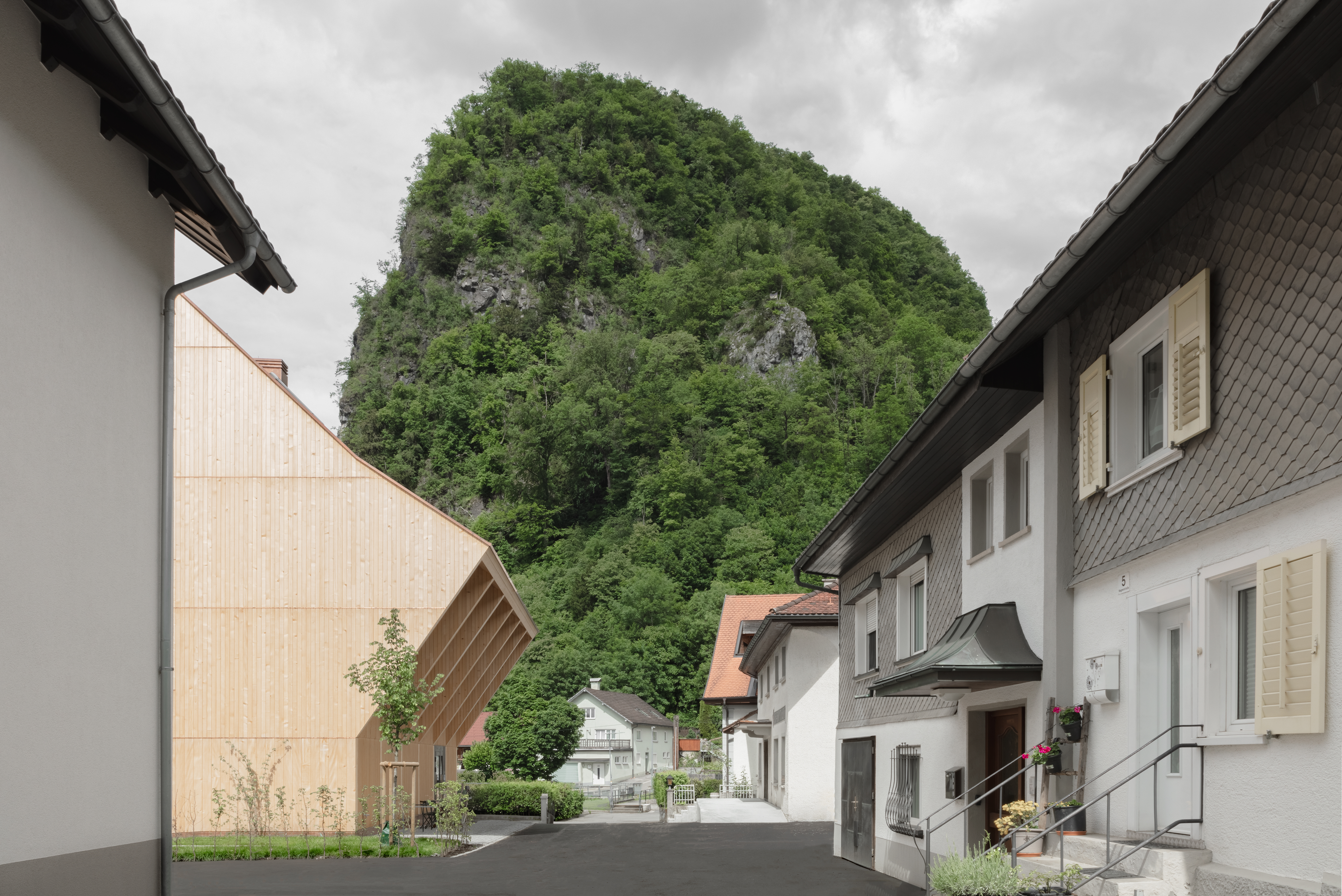 Das Wohnhaus ist ein leiser Beitrag zur Baukultur und ein Beispiel dafür, wie sich Vergangenheit und Gegenwart zu einem stimmigen Ganzen verbinden lassen.